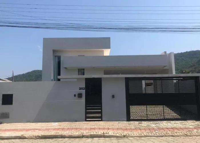 Casa De Ferias Com Piscina Em Bombinhas