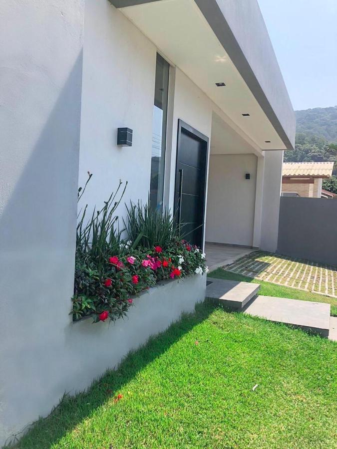 Casa De Ferias Com Piscina Em Bombinhas