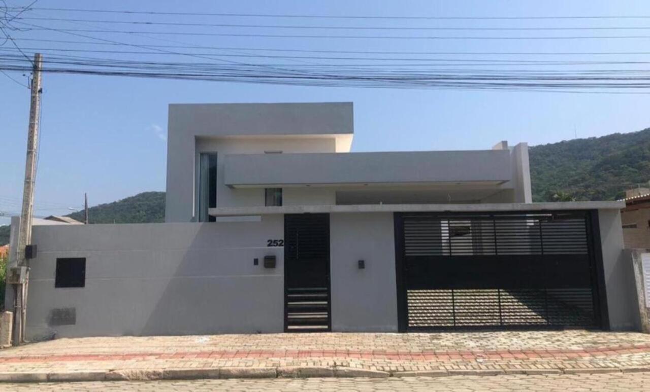 Casa De Ferias Com Piscina Em *